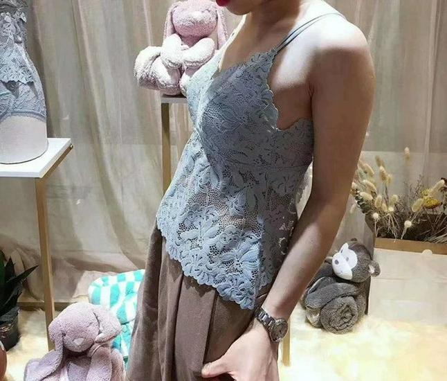 Liwei Spitzen-V-Ausschnitt Drahtloses Schwalbenschwanz-Bandeau-Top mit doppelten dünnen Trägern und Brustpolster