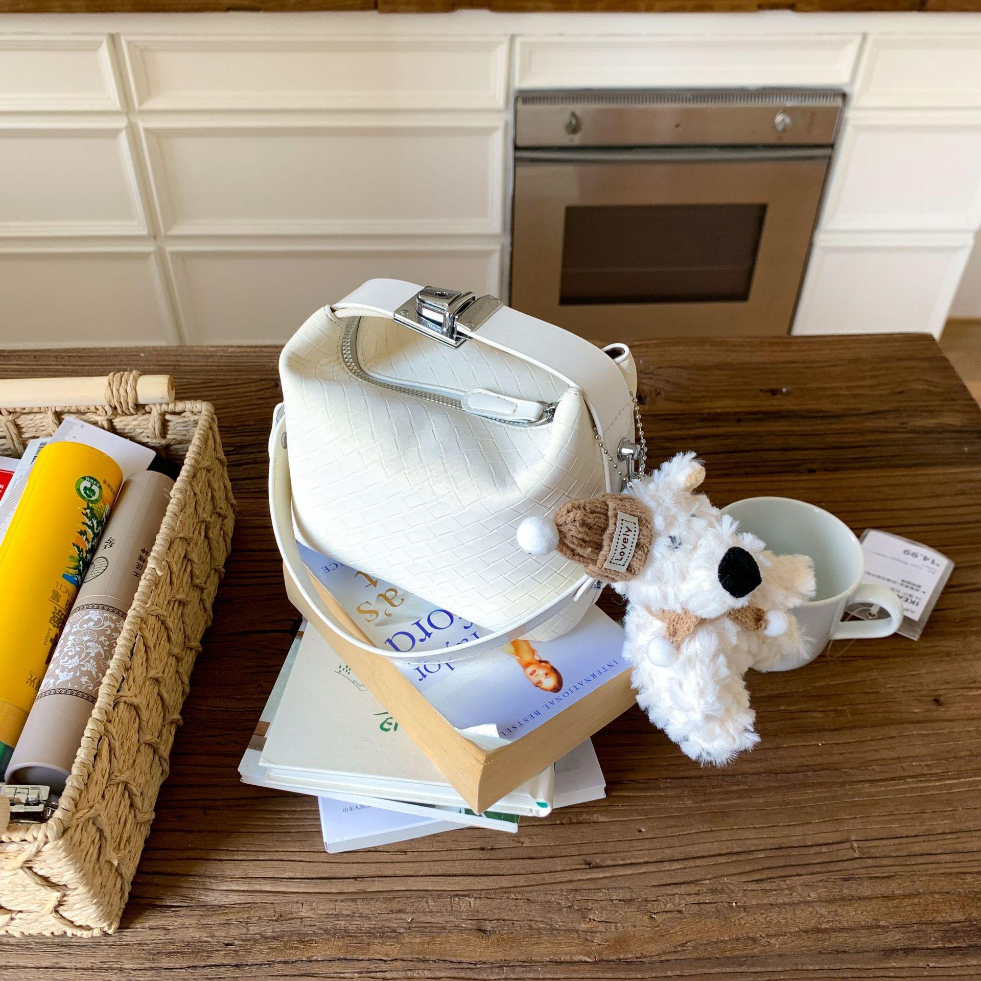 

2025 foreign style retro casual personality new light luxury fashion woven lines summer simple solid color handbag women No pendant (17 * 10 * 14) білий