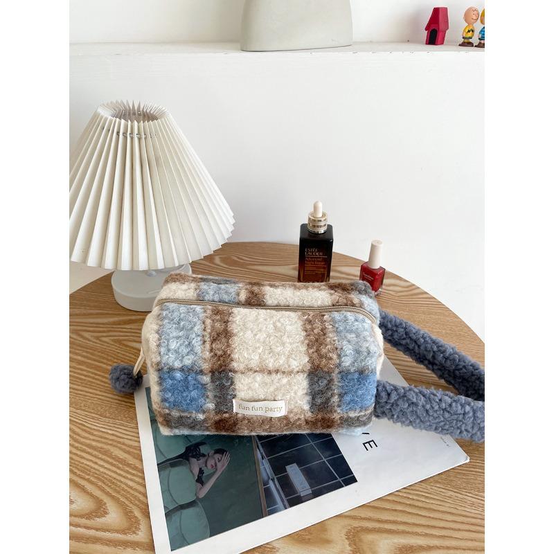 Plush large-capacity cosmetic bag portable travel portable zipper storage bag female