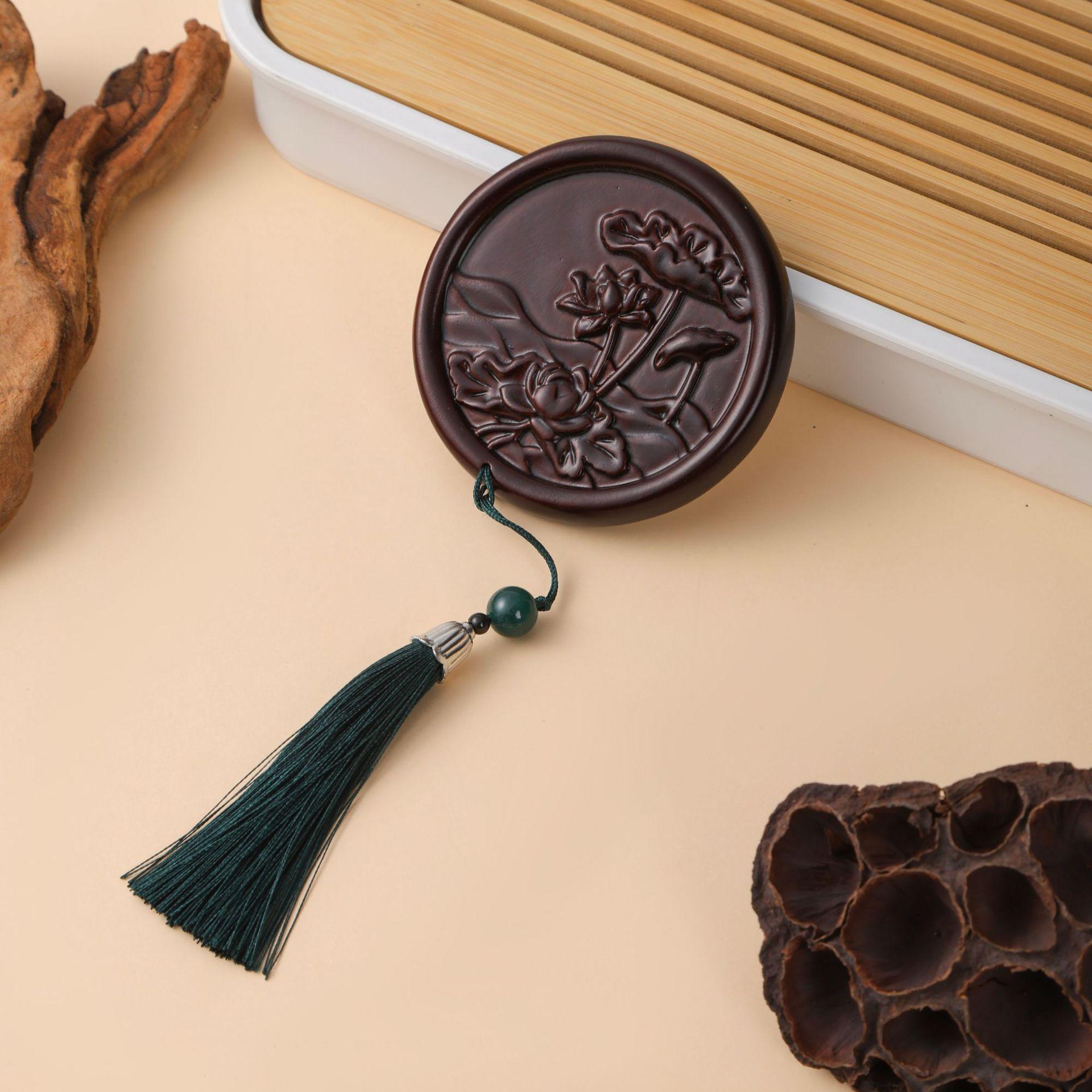 Sandalwood Lotus Carved Portable Round Makeup Mirror 8*1.5 светло-коричневого