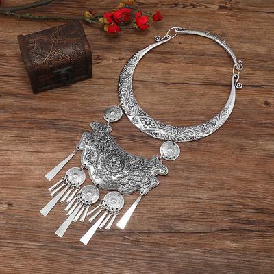 Ein paar handgefertigte Halsbänder mit Dong Miao Silberschmuck, Retro-Tanzaufführung, Guizhou Miao Accessoires für Frauen