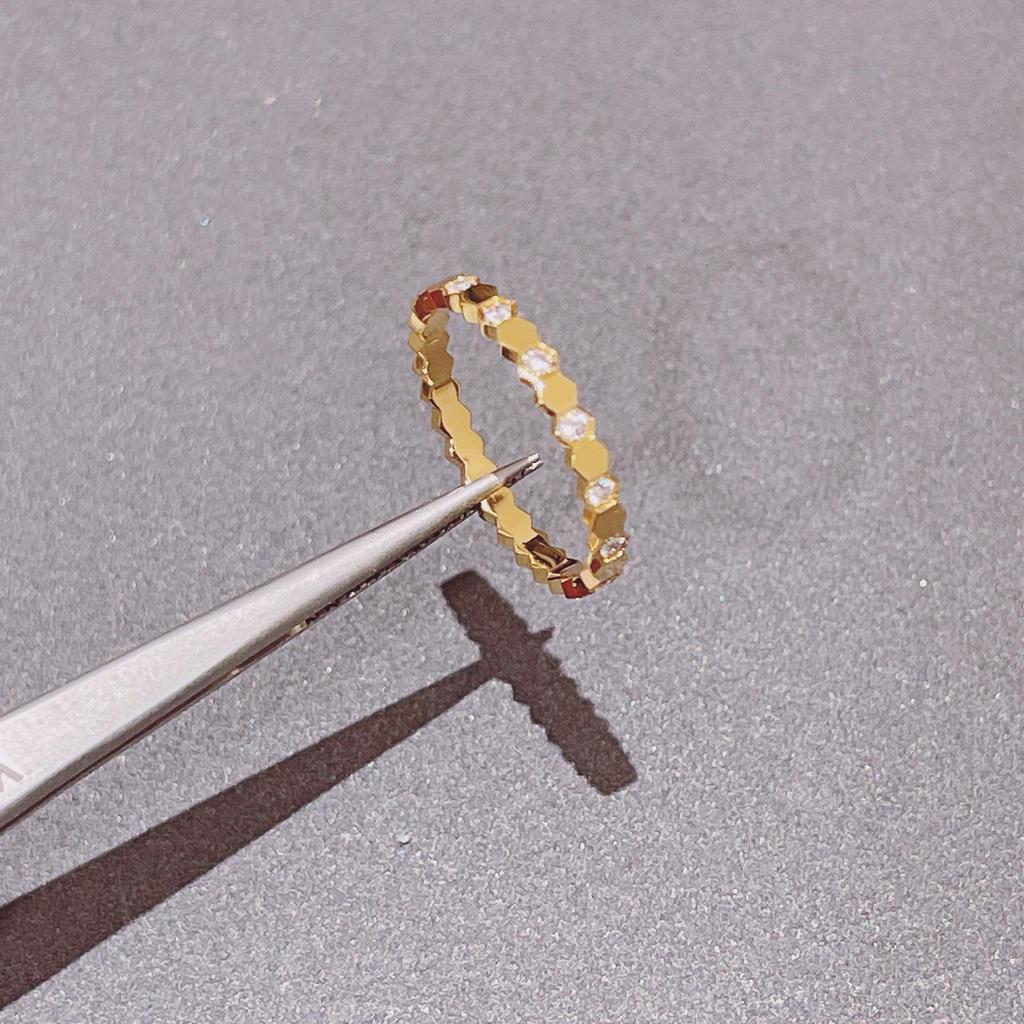 High-Quality Stackable Honeycomb Rhinestone Ring for Women - Fashionable V Gold Design