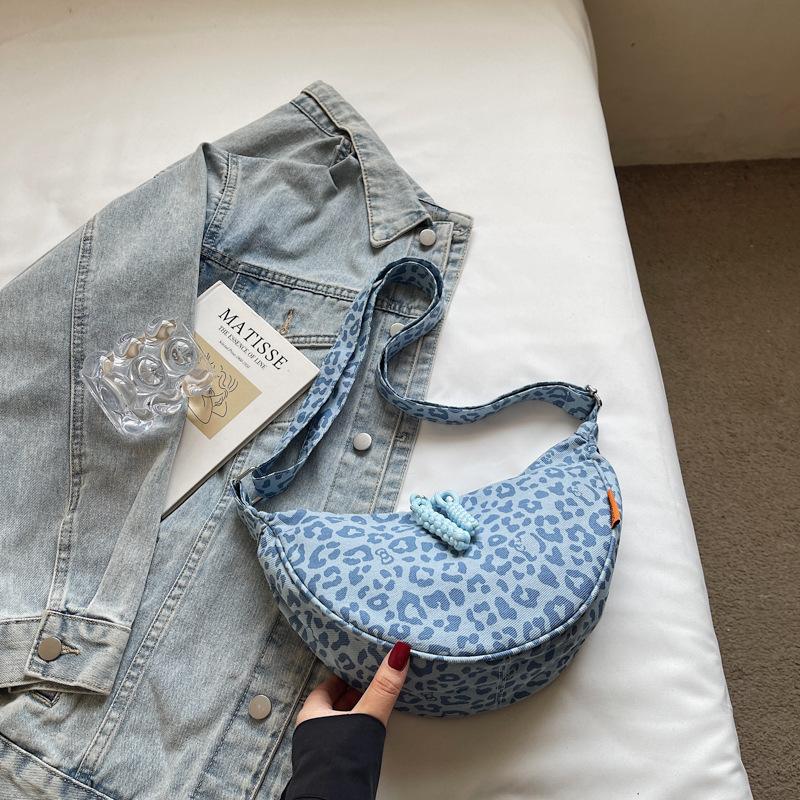 

Korean leopard print canvas bag women s 2025 new fashion simple shoulder bag autumn fashionable commuter messenger dumpling bag