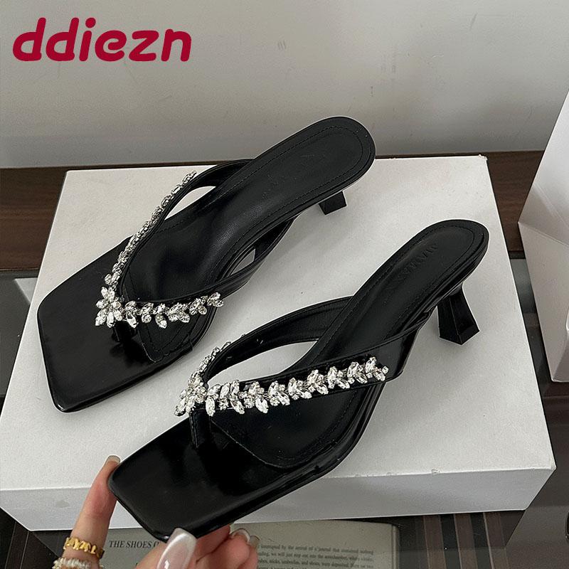 Mode Luxusmode Strasssteine Damen Niedriger Absatz Hausschuhe Quadratische Zehenpartie Damen Absatz-Hausschuhe Sandalen Schuhe Damen Pantoletten Zehentrenner