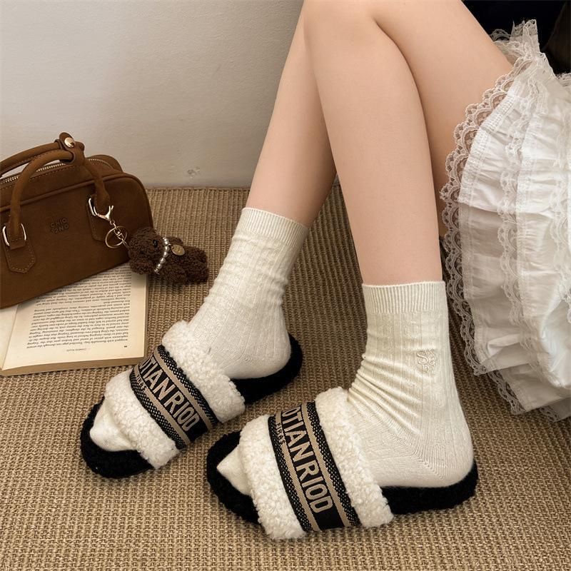 Korean version of Xiaoxiangfeng fluffy slippers women's outer wear 2025 autumn and winter new velvet warm flat bottom embroidered one-character cott