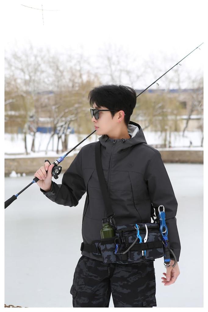 Cyoua Fiskepåse, Axelväska, Utrustningsväska, Enaxlad Väska, Stor Kapacitet, Vattentät, Multifunktionell, med 5 Karbinhakar (Svart Kamouflage)