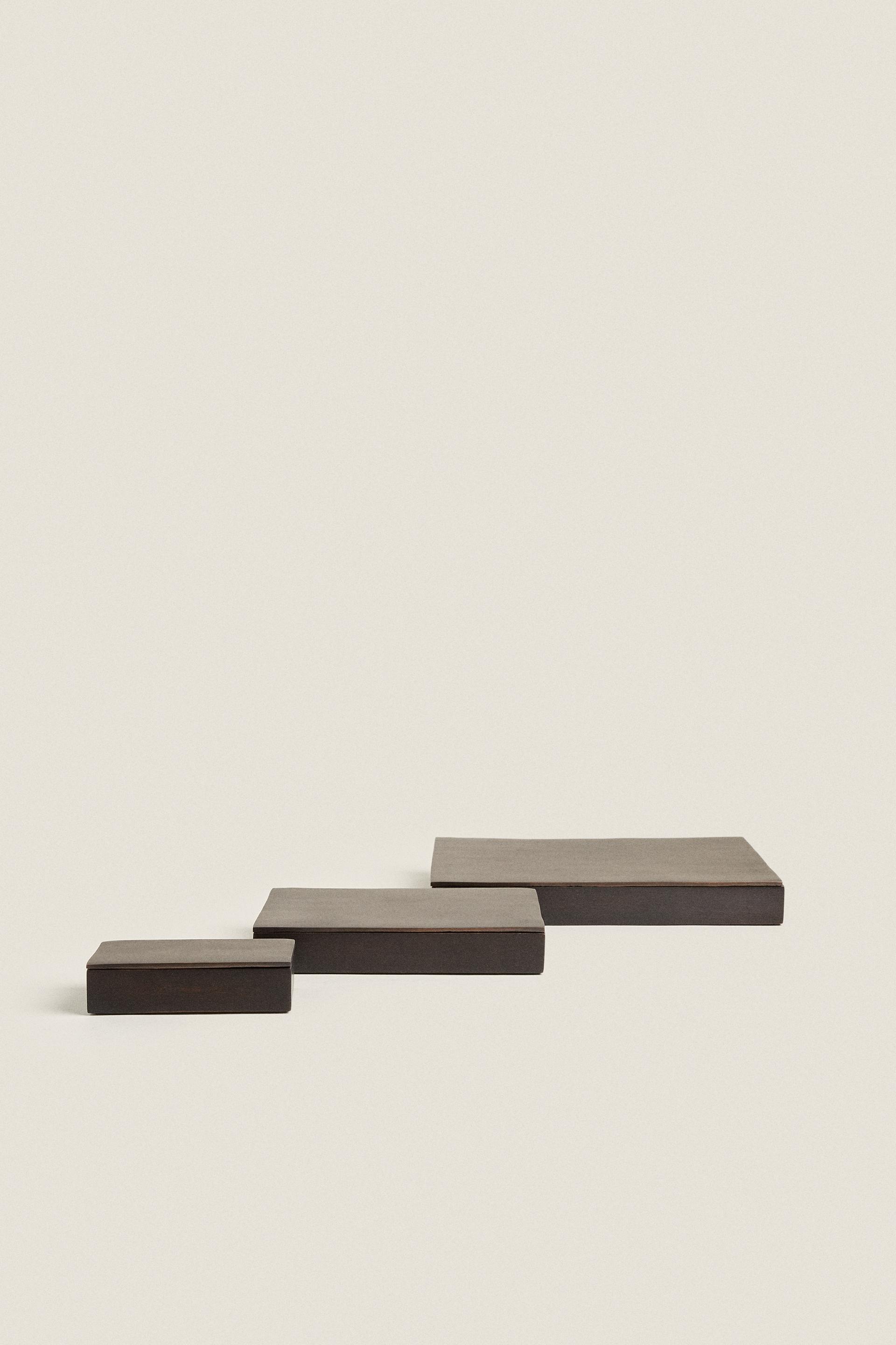 

ЧЕРНАЯ МЕТАЛЛИЧЕСКАЯ КОРОБКА