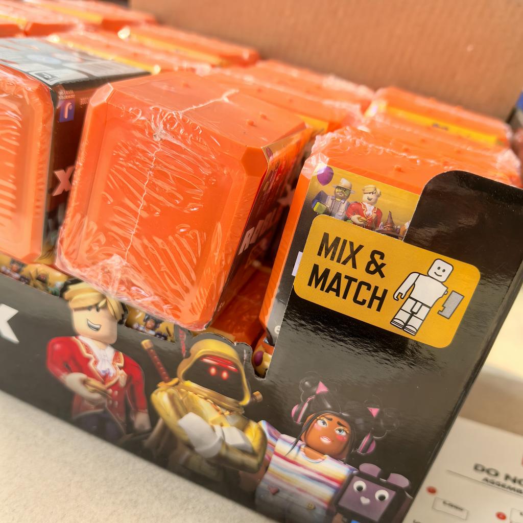 Non-Toxic 1 Box Random Game Redemption Code Box Cartoon Anime Games Peripheral Dolls That Can Be Assembled Children' Holiday Giftstoys