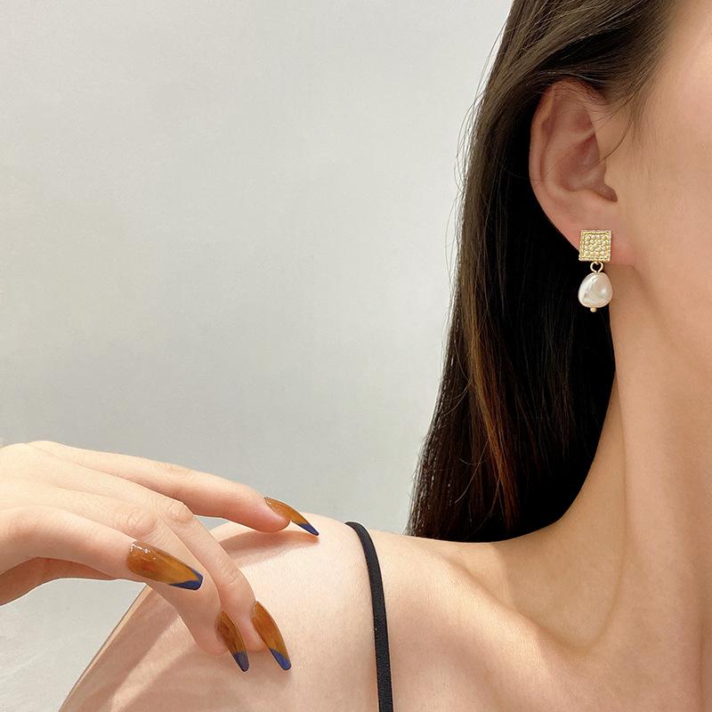Französische Retro-Geometrische Perlenohrringe mit Vollzirkonia, Design-Ohrringe für Damen, Leichte Luxus-Ohrringe