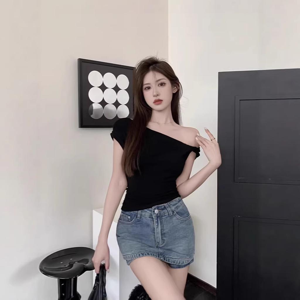 Design Sense White Kink Slanted Shoulder Short-sleeved T-shirt Women's Summer New Korean Style Wear Small Top