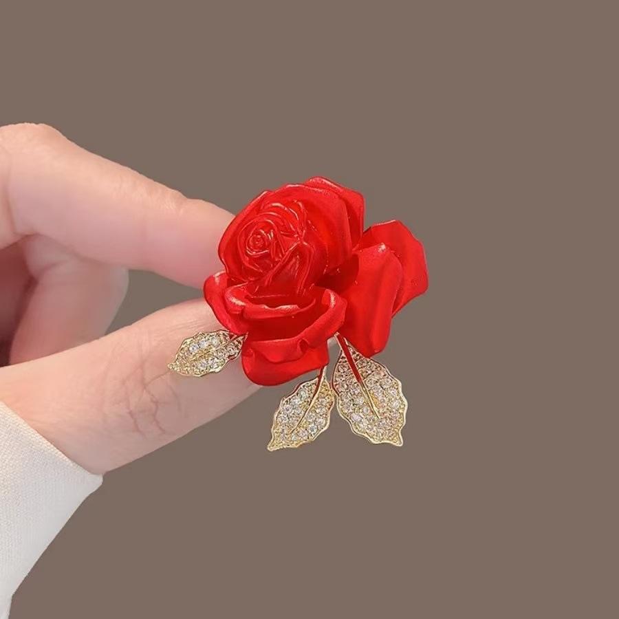 

Women s rose brooch красный