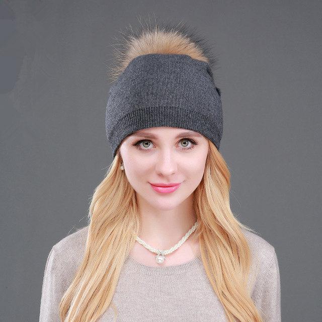 Herbst- & Winter Damen Strickmütze aus Wolle mit Waschbärfell-Bommel - Stilvoll, warm, Pullover-Design.