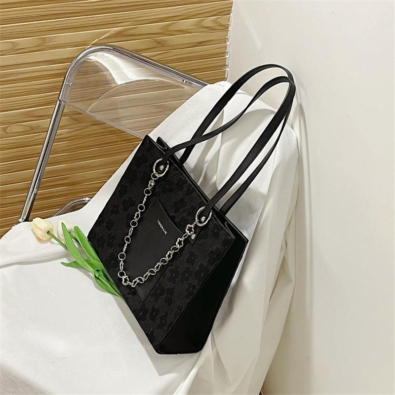 Korean Version of Black Printed Bag Women's Fashionable Commuting Retro Handbag Early Spring Casual Chain Tote Bag