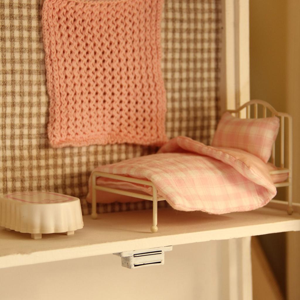 1/12 Doll House Furniture Miniature Bed with Bedding Simulation Detail Kids Imaginative Play Collectible Doll Accessory