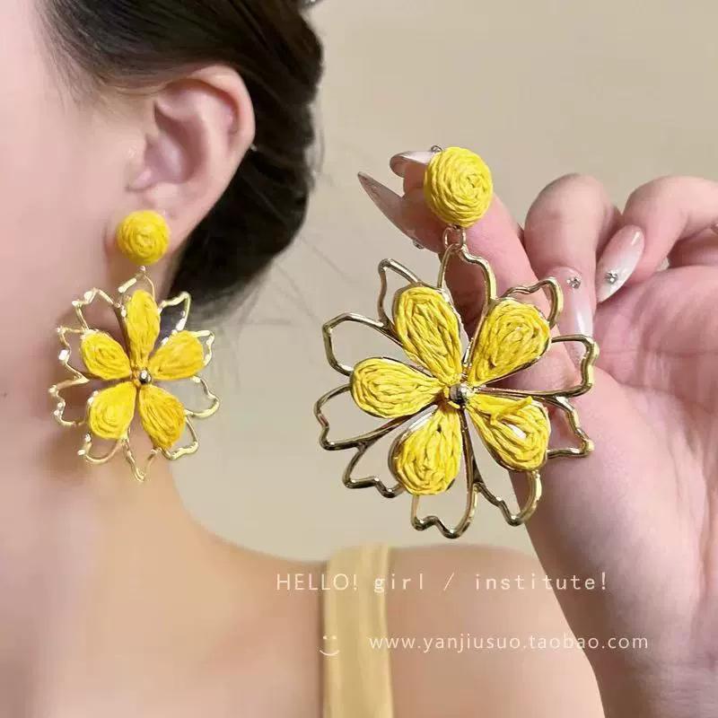 Silver Needle Retro French Flower Earrings Women's High Sense Niche Temperament Pearl Stud Earrings Ins Style Earrings