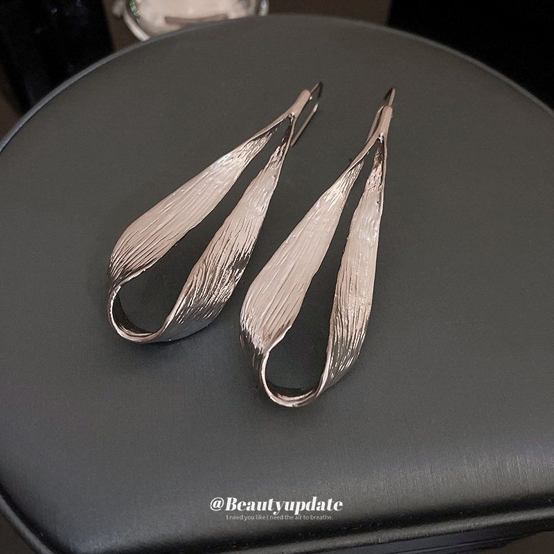New Asymmetrical Twisted Ear Hook Fashion Metal Heavy Industry Design Earrings Eardrops Exaggerated Design Trending Earrings