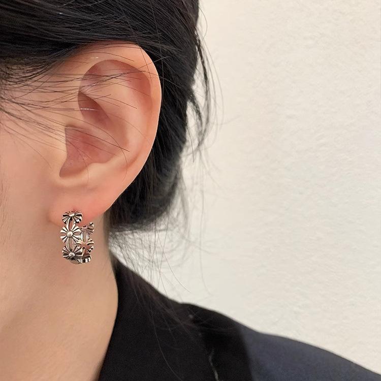 Dark Retro Do Old Niche Hollowed Out Rattan Flowers Winding Ancient Earrings Female Ins Wind Simple Personality Earrings Ambience Back To School