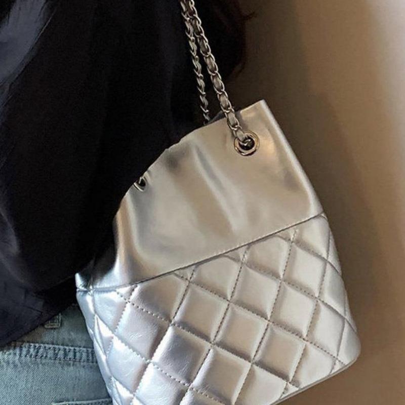 Esta Bolsa Balde de Corrente de Alta Qualidade é uma Bolsa Transversal de Ombro Único Versátil para o Deslocamento Fashion Feminino