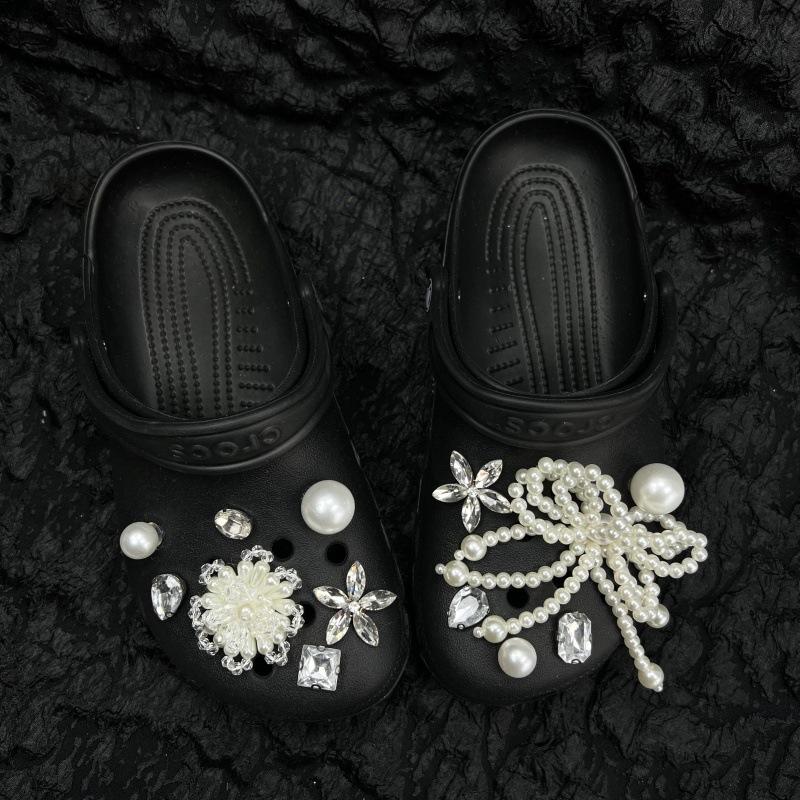 

Модель 2025 года, Ощущение высокого класса, Жемчужная цепочка-бант, Красивая, Жемчужный цветок, Жемчужный цветочный декор для обуви разных размеров, Бриллиантовая обувная пряжка