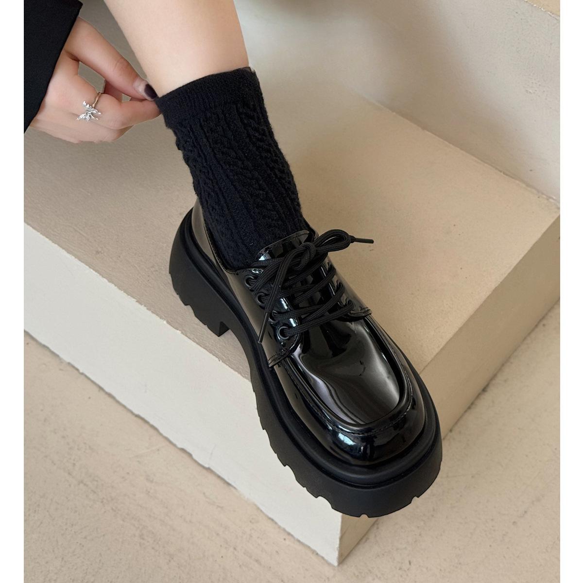 

Маленькие кожаные туфли для женщин в британском стиле 2025 новая весна и лето с юбкой jk одинарные туфли черные для通勤 платформа лоферы для женщин 40