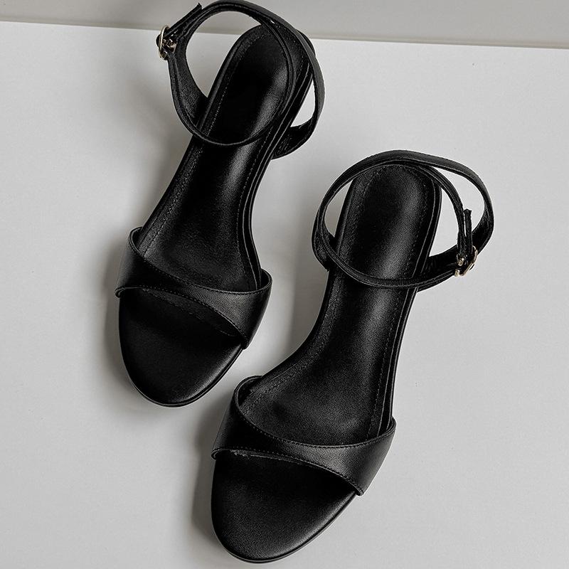 

Niche leather cat heel open-toed sandals women s 2025 new French retro simple stiletto shoes with one word 38 чорний
