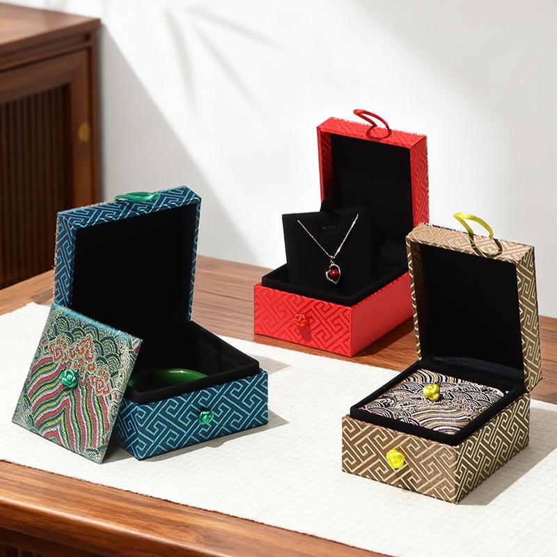 Modern Square Embossed Design Jewelry Storage Box for Necklaces Bracelets Brocade Cloth Luxury Gift Elegant Packaging Box
