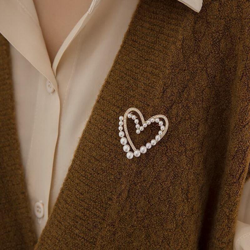 Design Sense Pearl Love Brooch Female, Fashionable High-Grade Exquisite Pin, Fixed Coat Sweater Accessories