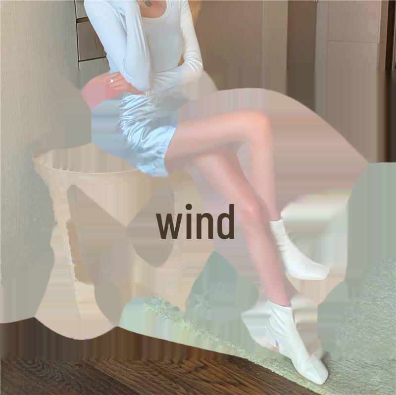 Mondlichtgraue, perlmuttartige, glänzende, transparente Strumpfhose mit offenem Schritt und nackten Beinsocken