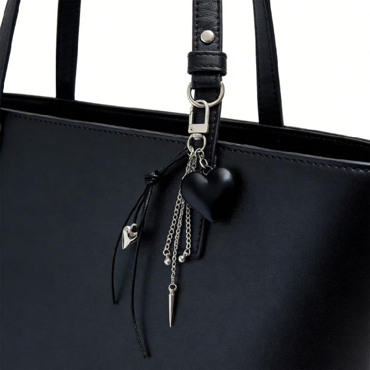 Modern Black Heart Shaped Bag Charm Keyring Artistic Love Detail Keychain Ideal For Casual And Stylish Looks