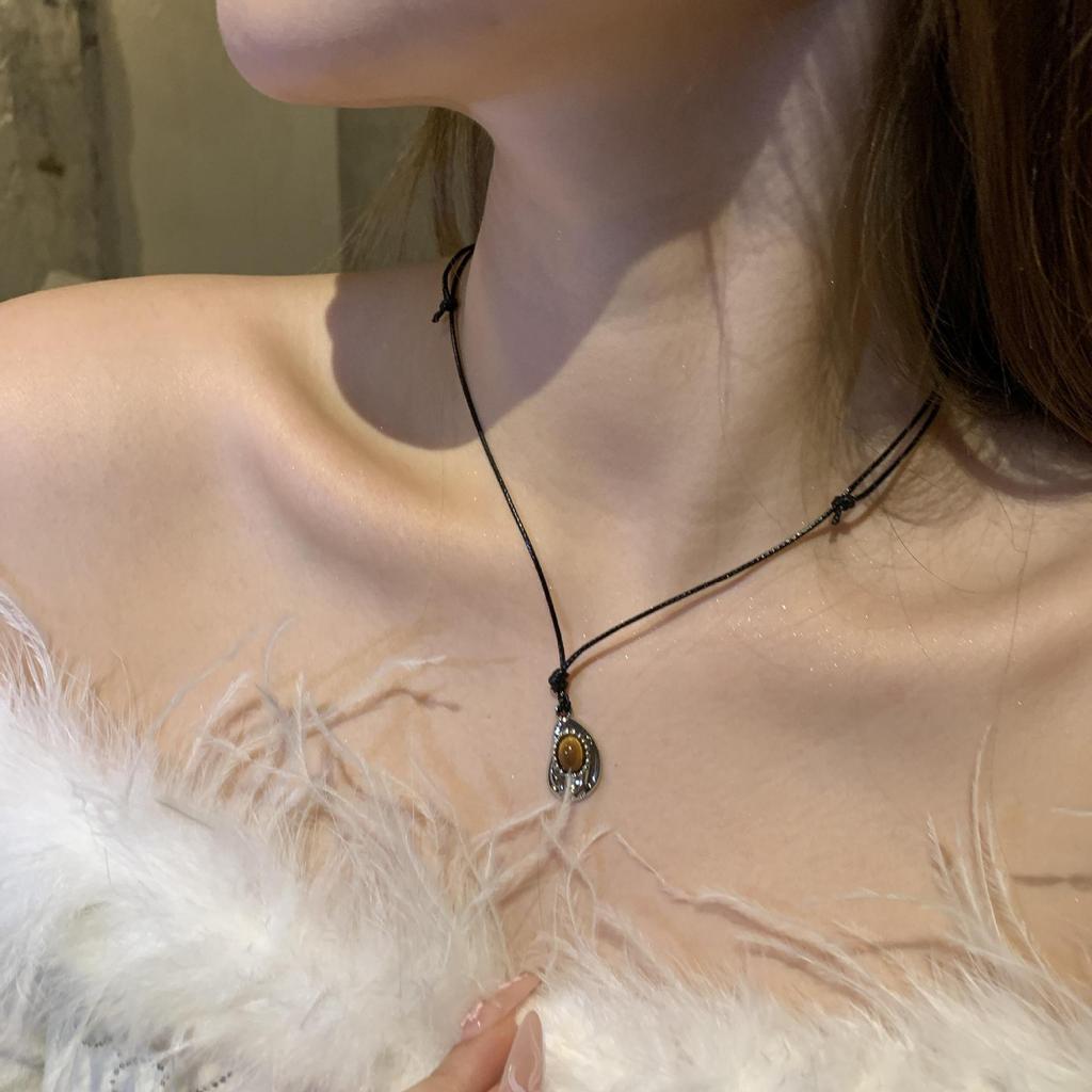 Women's Leather Tiger Eye Layered Necklace - Retro Double-Layer Choker Accessory with High-End Luxury Clavicle Chain.