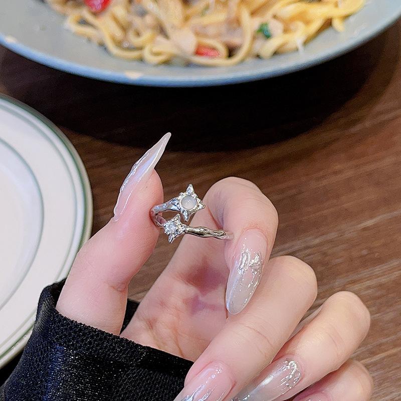 Flüssige Textur Unregelmäßiger Französischer High-End Mondstein Offener Ring Nischendesign Personalisierter Stern Zeigefingerring