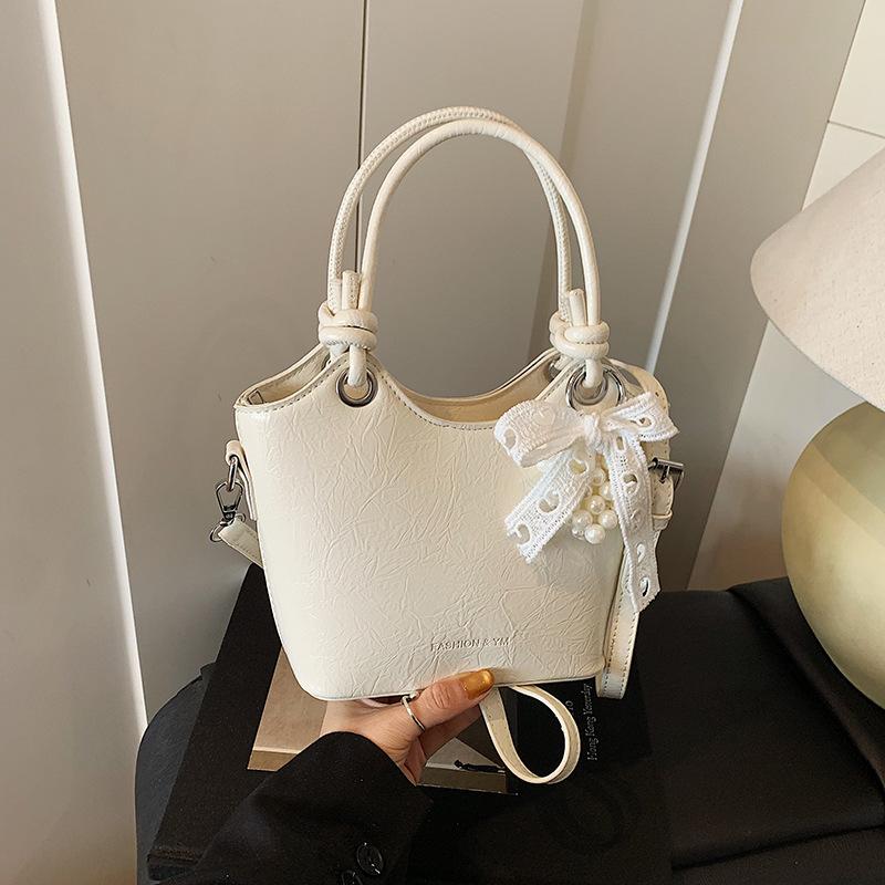 

Сегодняшние популярные маленькие сумки для женщин весна и лето новые универсальные сумки через плечо и мессенджеры повседневные сумки-ведра белый