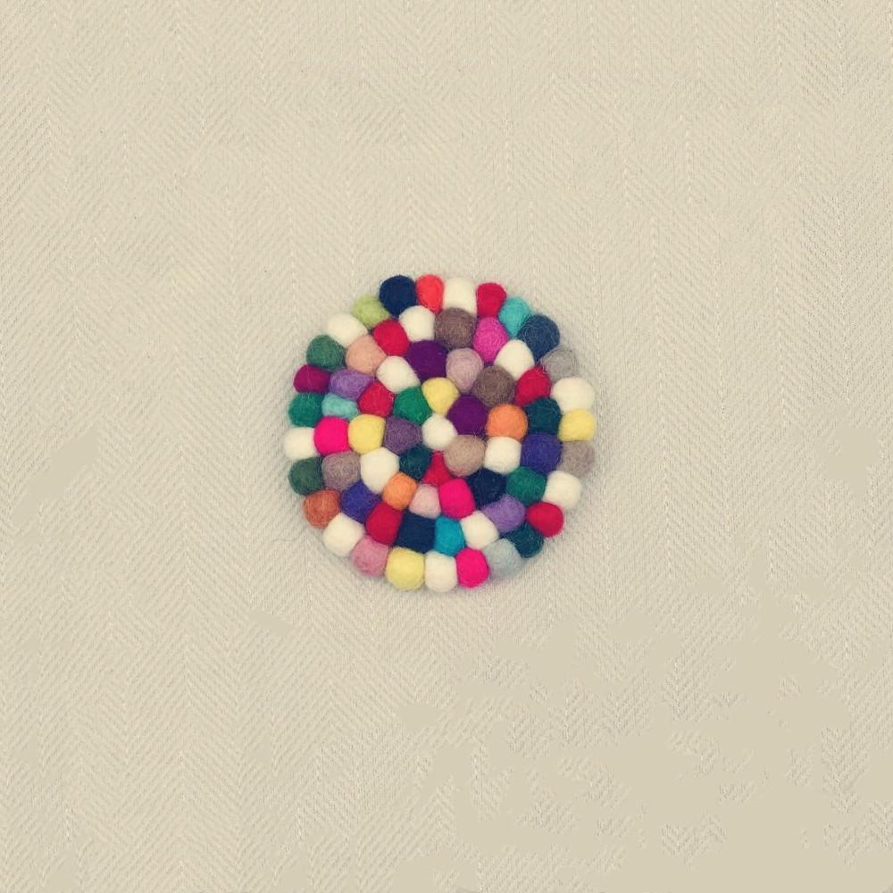 

5 pcs Fashionable Felt Round Felt Ball Coasters Colorful 4 Inches Felt Coaster Pads Rotundity Round Wool Insulation Pad Table