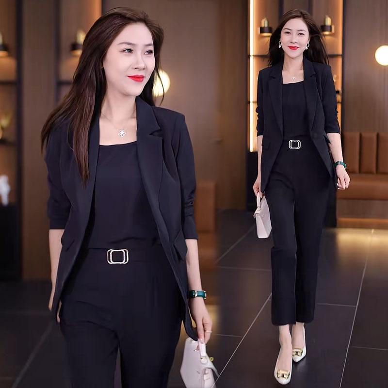 Moda autunnale femminile: Abito a tre pezzi casual slim-fit per un look professionale