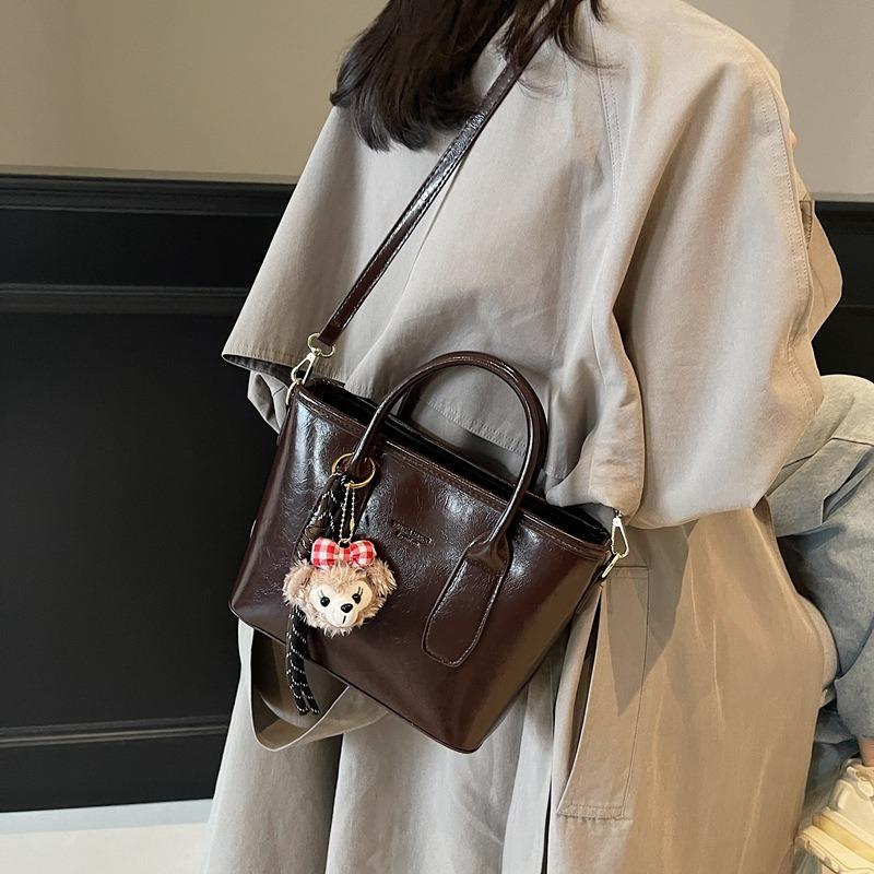 Simple and fashionable handbag spring new retro texture bucket bag solid color commuter shoulder messenger bag