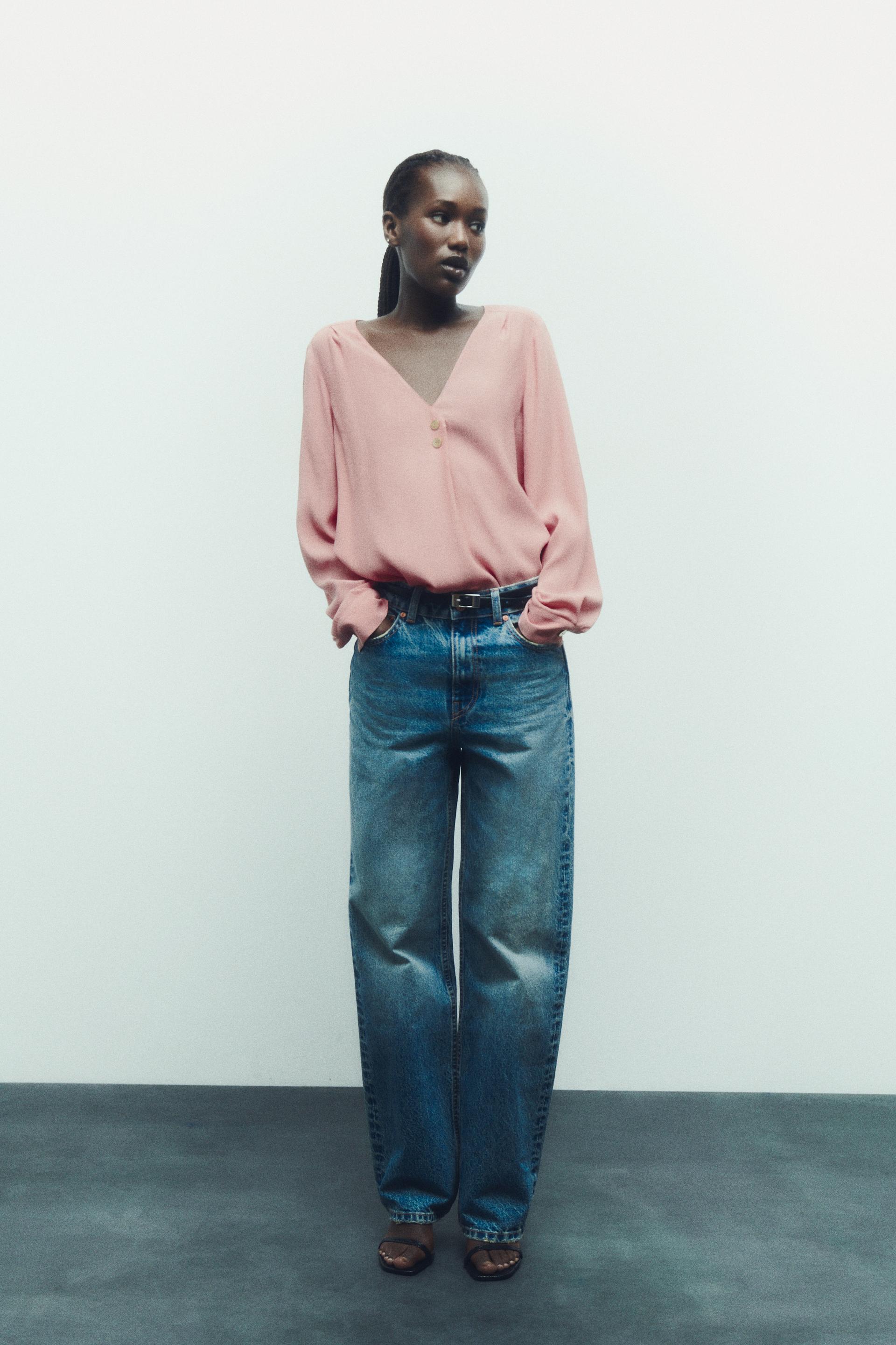 

БЛУЗКА С ЗОЛОТЫМИ ПУГОВИЦАМИ