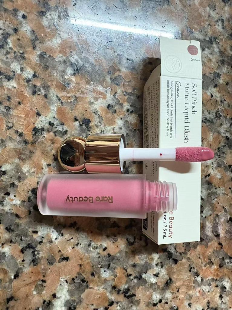 Rare Beauty di Selena: Blush Liquido & Gloss Labbra 7,5ml in Bliss/Hop - Articolo Caldo
