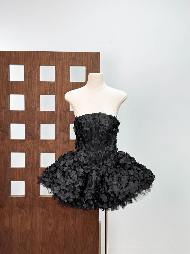 Elegant 25-Year Vietnam Niche Strapless Dress with 3D Flower Waist-Cinch and Puffy Skirt