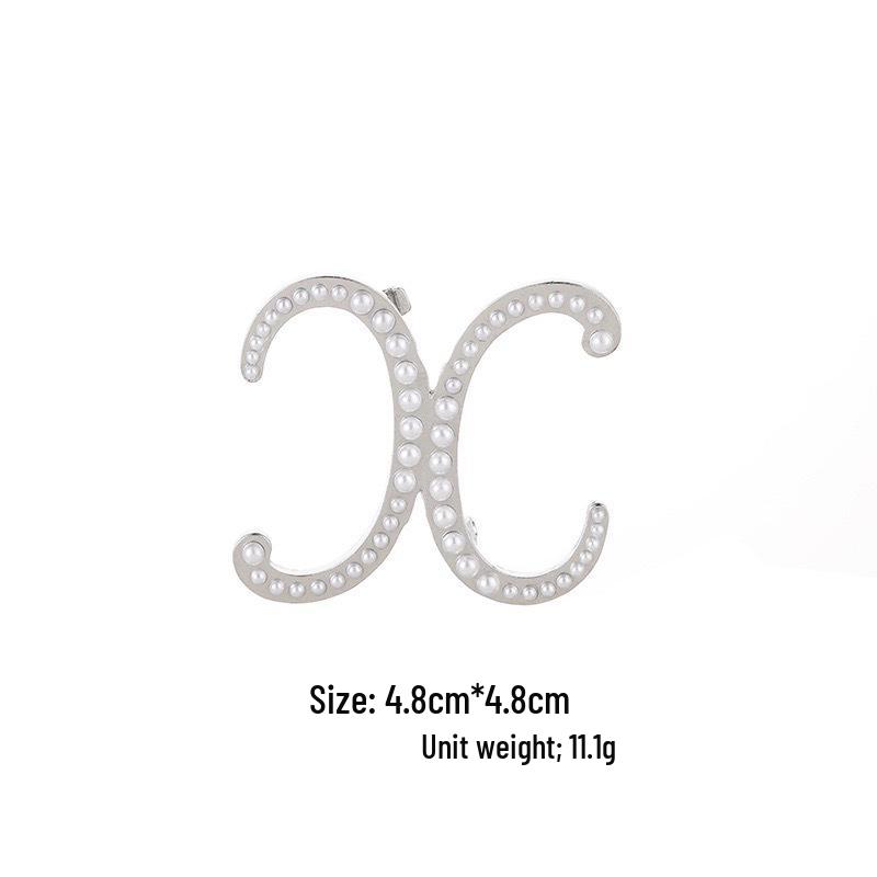 Elegantní brož s perlovým písmenem (26 písmen): Všestranný módní doplněk