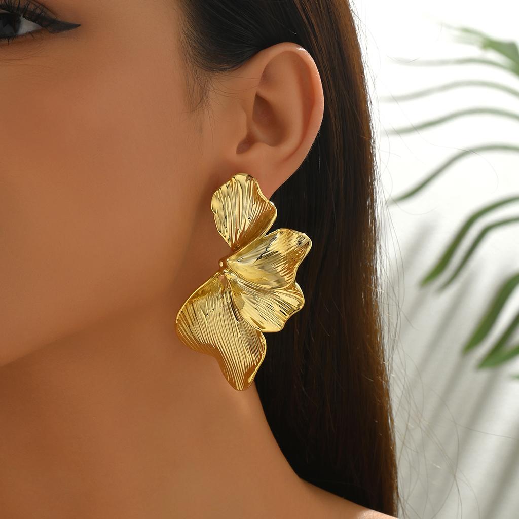 Elegant Ginkgo Leaves Stud Earrings Gold Color Petals Piercing Jewelry for Women Fashion Design