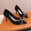 Höga klackar spetsiga 2025 vår och höst svarta mångsidiga strass fransk svart rosett stilett damskor
