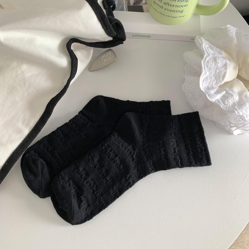 

2023 Spring And Autumn Black And White Embossed Letter Medium Socks Lolita Dark Pattern Casual Versatile Stack Socks One size fits all чорний