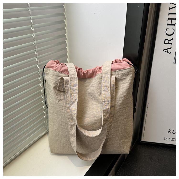 

Повседневная простая и универсальная сумка женская 2025 лето большая вместимость корейская версия сумка-тоут модный тренд сумка через плечо