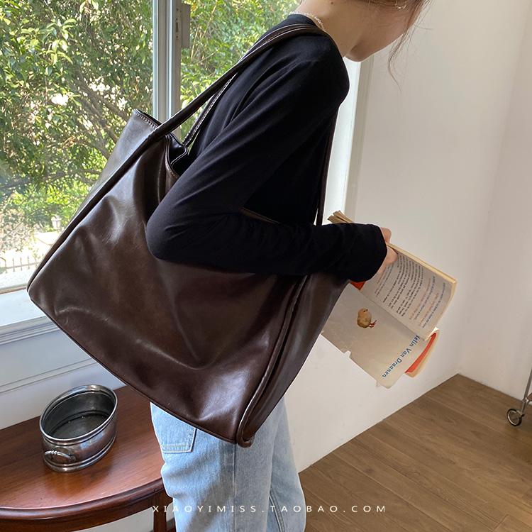 Korean Autumn Handbag: New Style, Large Capacity, Versatile Tote Bag with Niche Design, Single Shoulder, Casual Underarm Carry