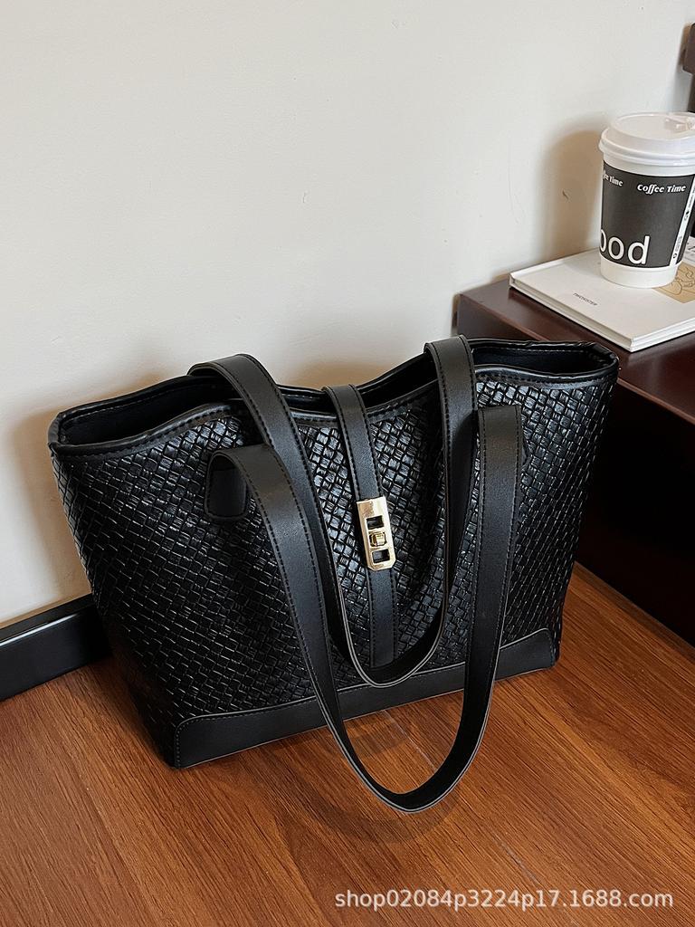 2025 new large-capacity woven pattern tote bag retro versatile underarm bag fashionable and explosive shoulder bag