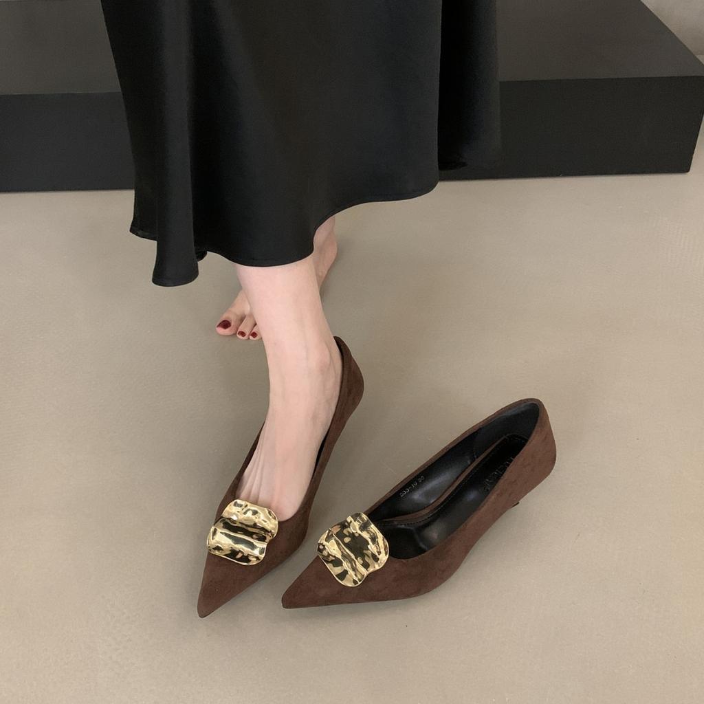 Γαλλικές μυτερές γόβες kitten heel με μεταλλική αγκράφα γυναικείες άνοιξη και φθινόπωρο 2025 νέα σεζόν στιλέτο σουέτ παπούτσια για την εργασία