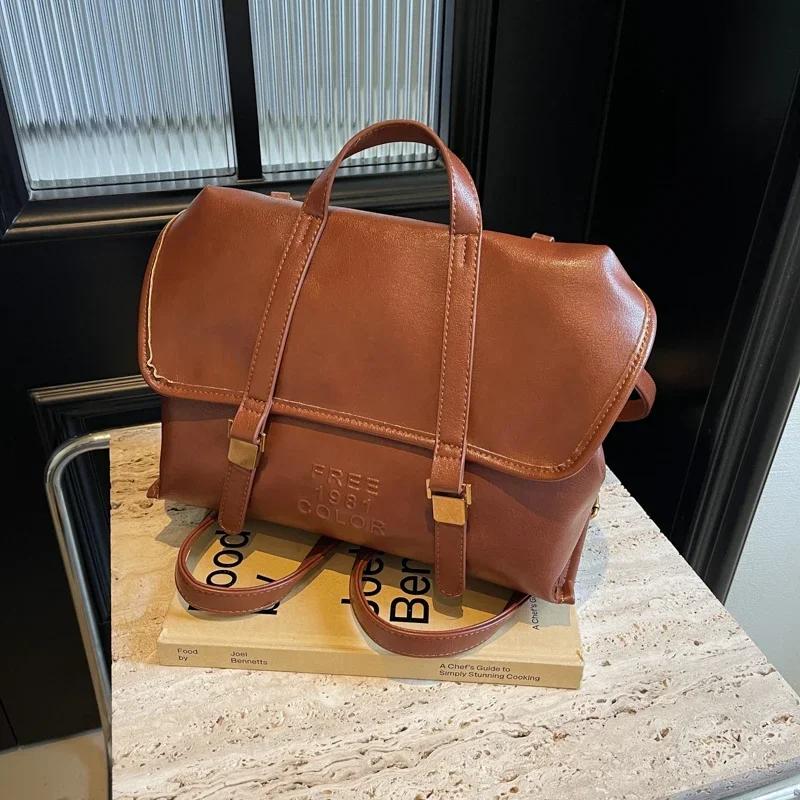 Large capacity backpack for students and classes fashionable feminine bag