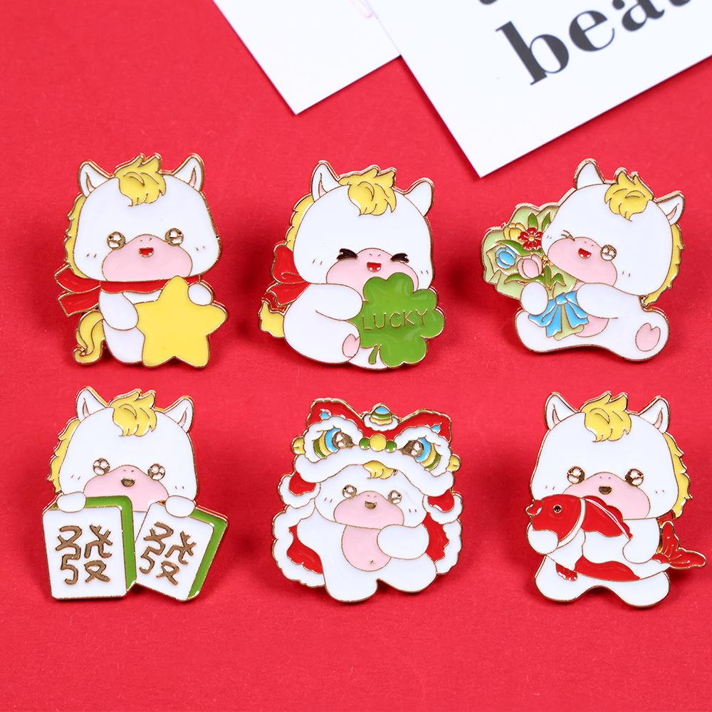 1/6 Stück 2026 Pferdejahr Broschen Niedliche Cartoon-Tierkreiszeichen-Pferde Metallabzeichen Anstecknadeln Kleidung Tasche Zubehör Neujahrsgeschenke