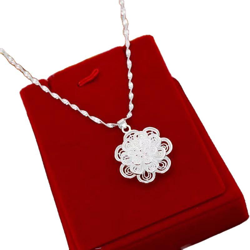 

2026 Elegant Sunflower Silver Water Wave Chain Necklace for Women - Perfect Gift for Best Friend.