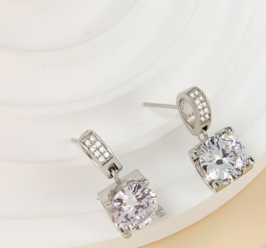 

Ожерелье Женственность Объемное Ожерелье с цирконом на четырех лапках Элегантная Нишевая Легкая Роскошь Медь с Покрытием Настоящим Золотом Не Тускнеющие Аксессуары